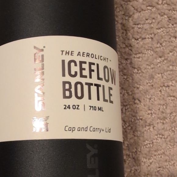 Stanley Black AeroLight IceFlow Water Bottle With Carry Plus 24 Oz - Picture 2 of 8